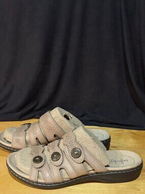 Clarks Women's Leisa Grace sandals beige color Ladies Size 9.5w